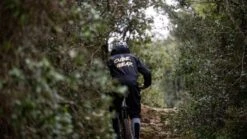 CUBE ATX Utility Anzug Black -Fahrradbekleidungs Geschäft CUBE Ride Campinvisionsat 247 34139 1280x1280