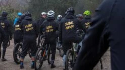 CUBE ATX Utility Anzug Black -Fahrradbekleidungs Geschäft CUBE Ride Campinvisionsat 302 34137 1280x1280