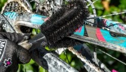 Muc-Off Muc Off Brush Two Prong -Fahrradbekleidungs Geschäft MU BRU 0201 2 35564 1280x1280